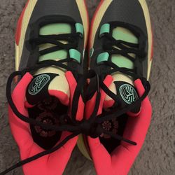 Nike Kyrie 8 Unreleased Sneaker Gs Youth Size 6y