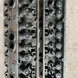 SBC Chevy 350 World Products S/R I-052 csylinder heads