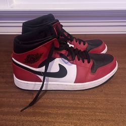 Jordan 1 Mid Chicago (Size 9)