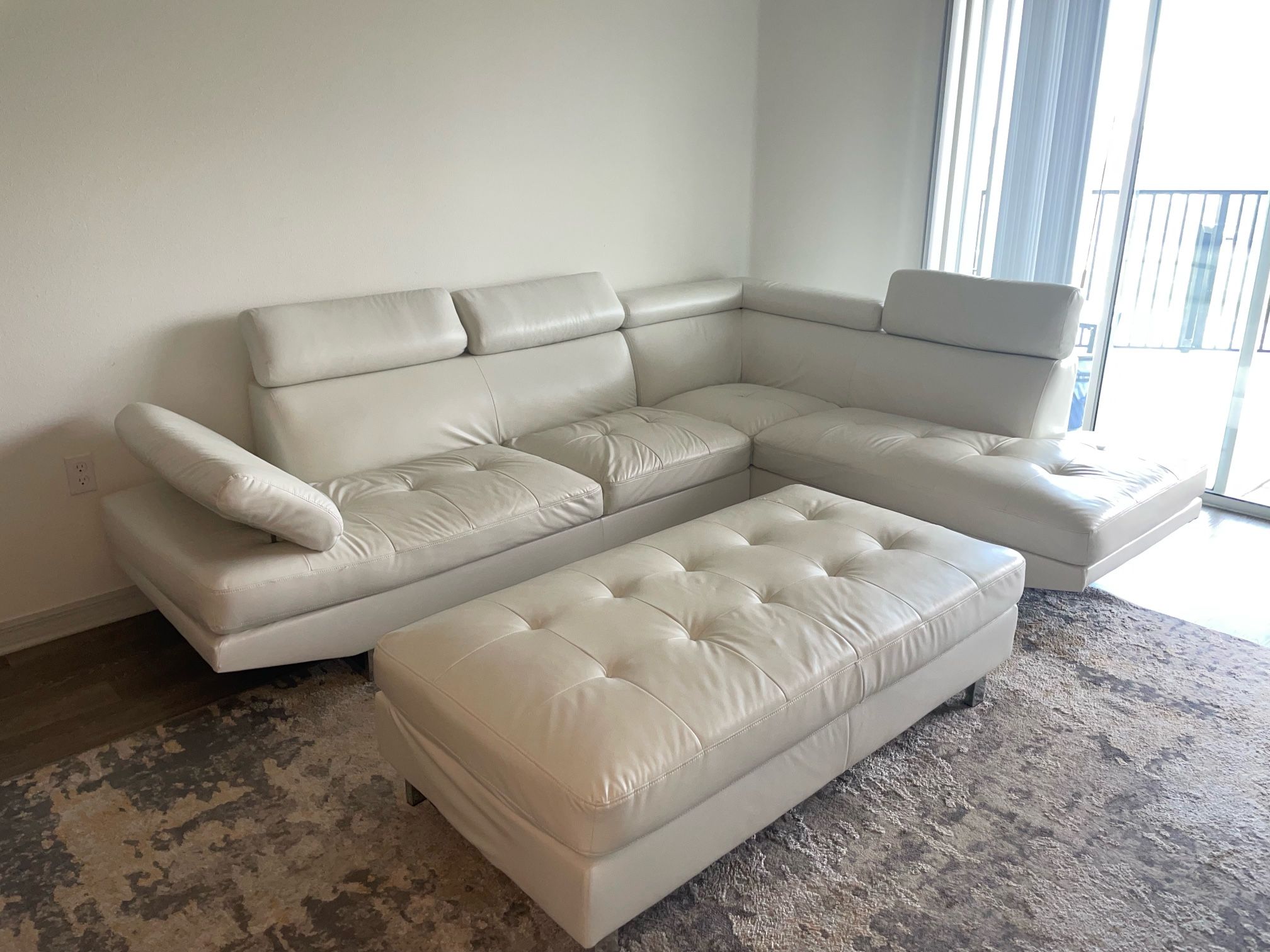 White Leather L Couch And Ottoman And Rug