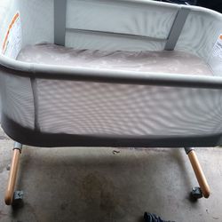 Bassinet - barely used