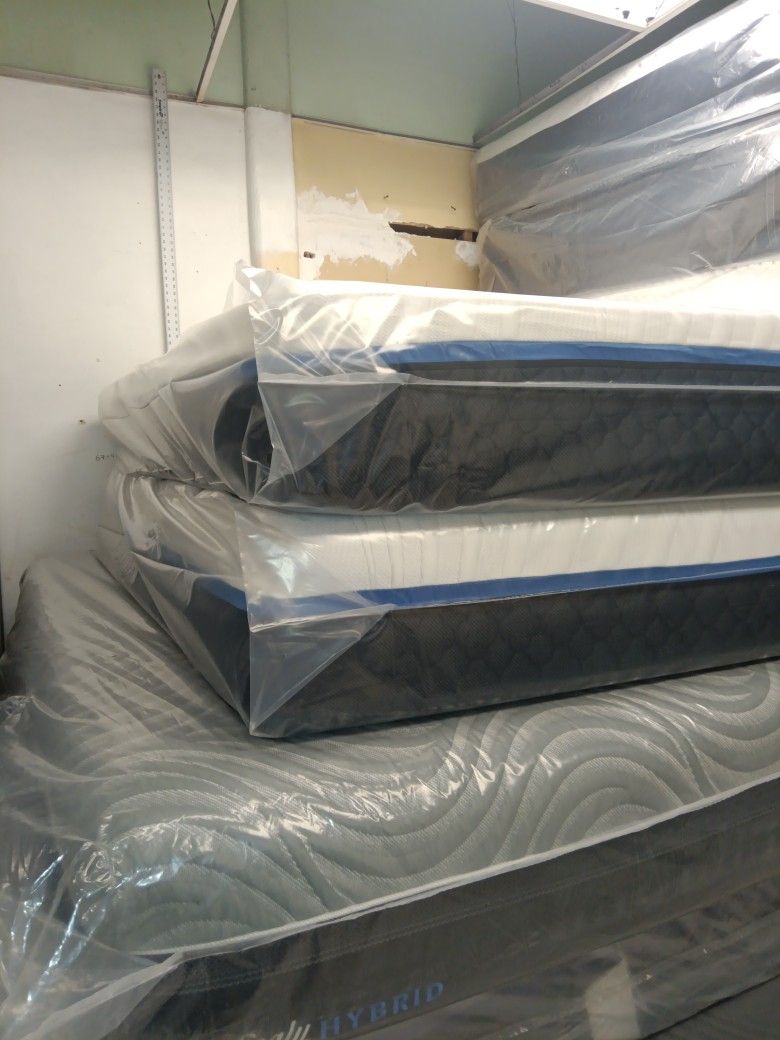 ππΎπ€π€π€ $209 Brand New Queen Memory Foam Mattress Available $209 ππΎπ€π€π€