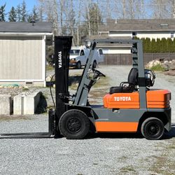 Forklift Toyota LPG 5,000 lb Capacity 