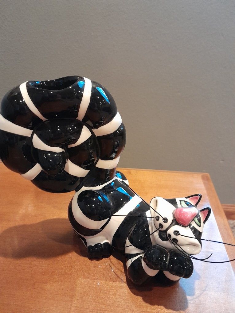 2 SWAK cat figurines