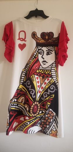 Hermoso vestido moderno con ondas en los hombros