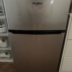 Mini Fridge (no Box)