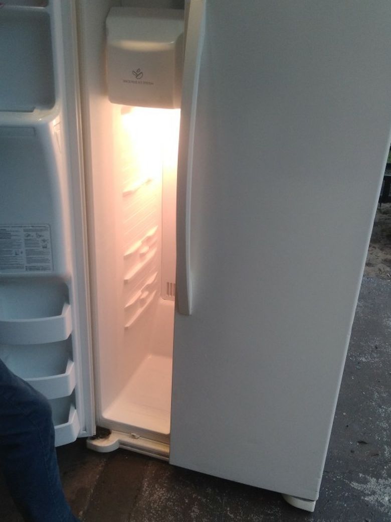 Kenmore Fridge Freezer In Fantastic condition