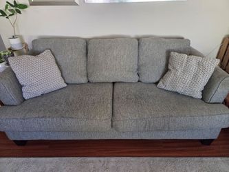3 person sofa (no pets, no kids)