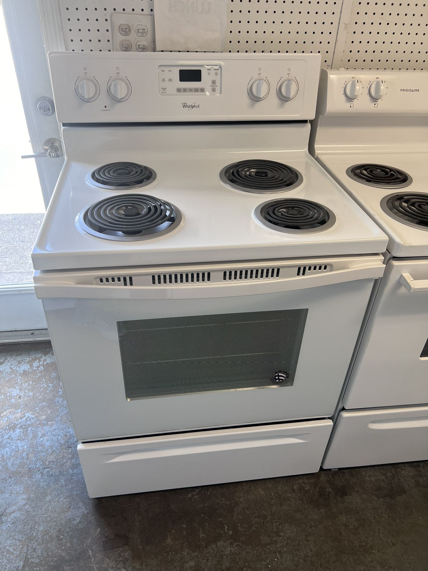 Pre Owned Coil Electric White Whirlpool Range 