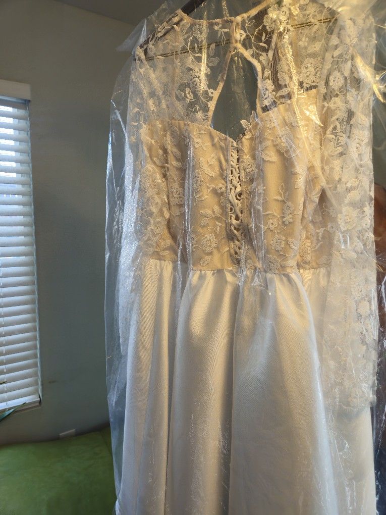 Wedding Dress Size 14- 18 / $85 OBO