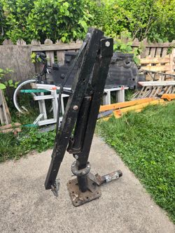 Hitch engine hoist