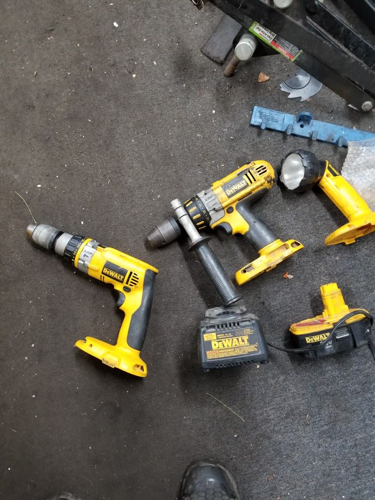 2 impact drills,flashlight,battery and charger