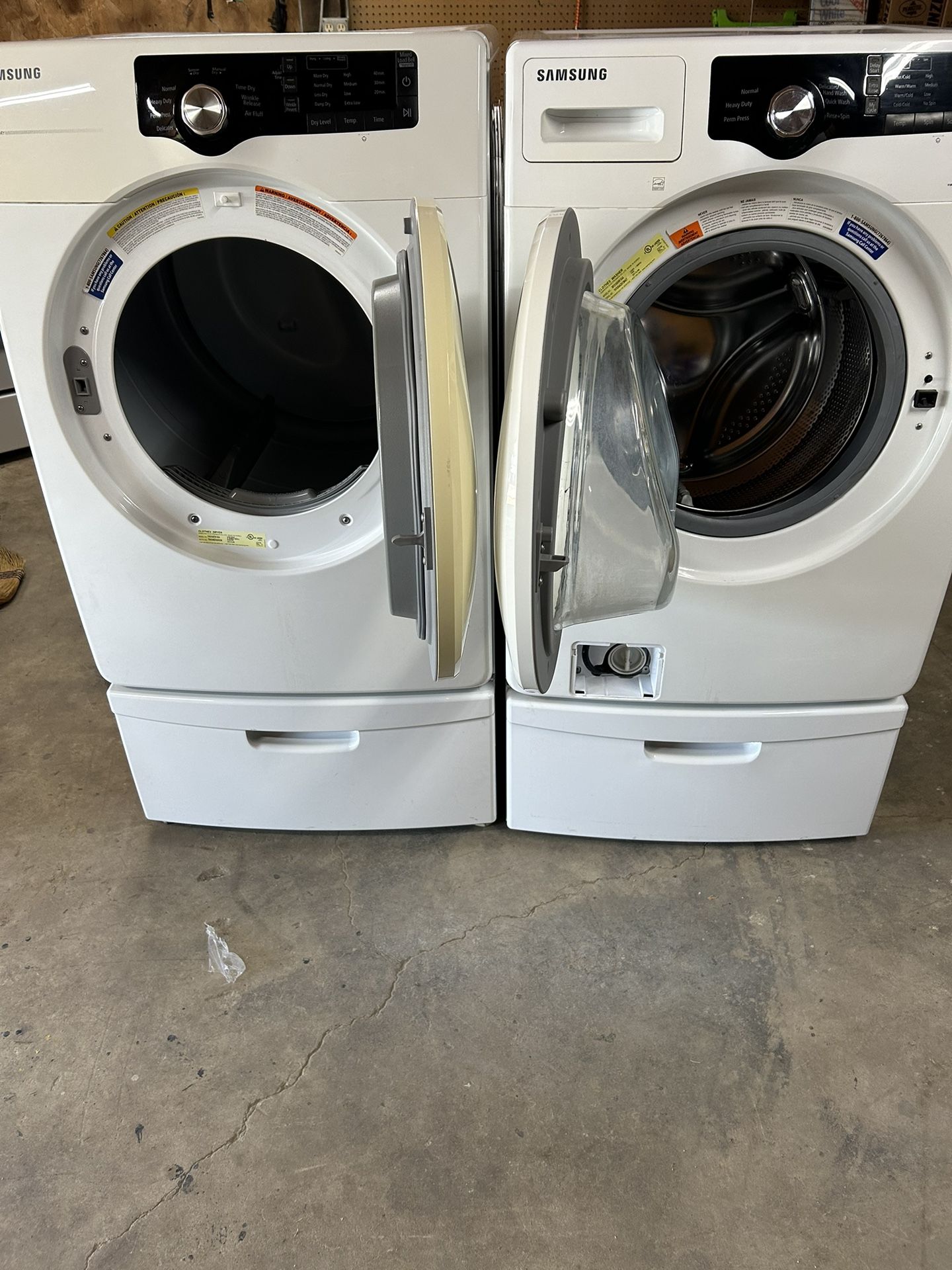 SAMSUNG SET W/PEDESTALS