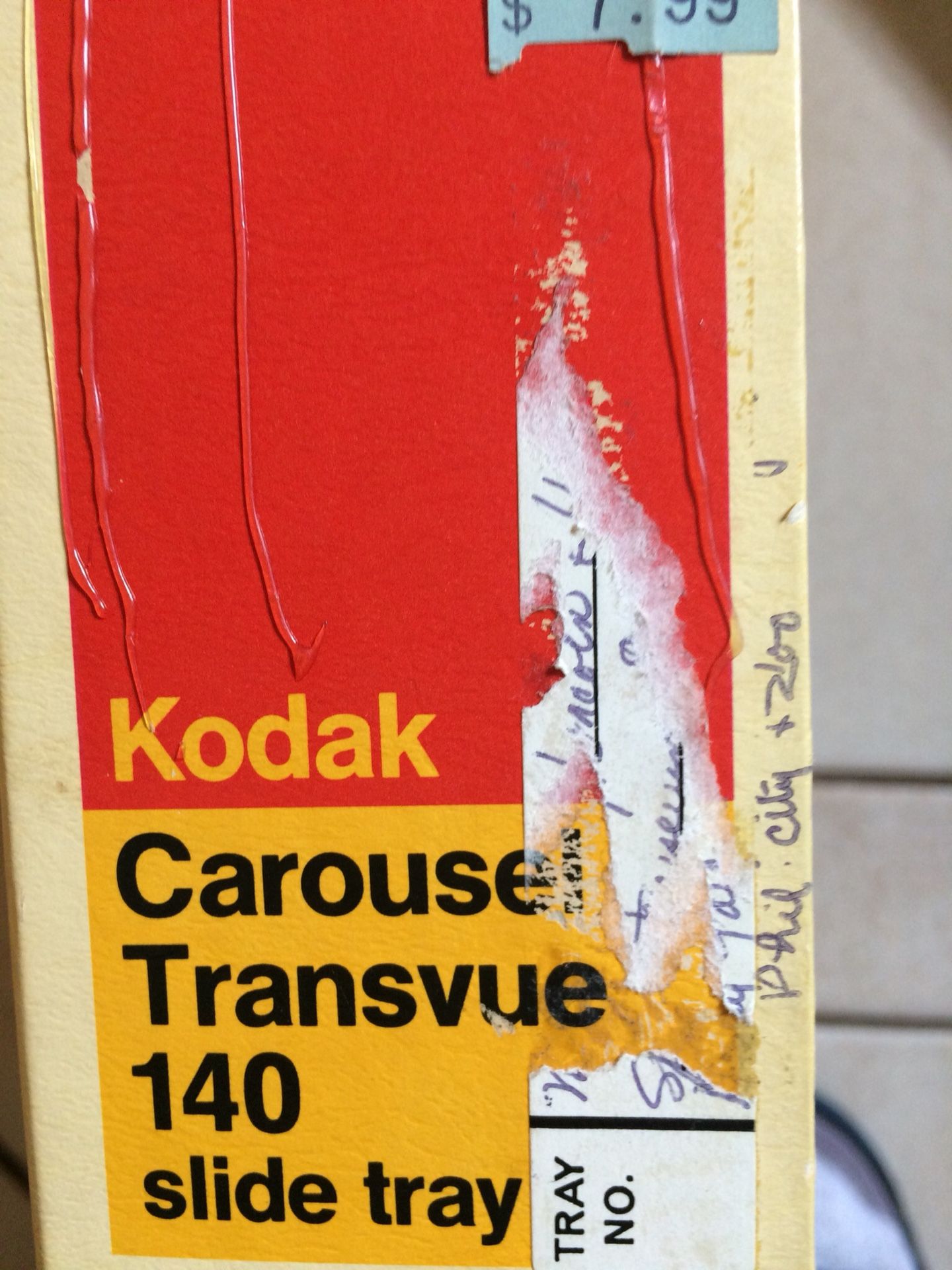 Slide carousels (10) and projector