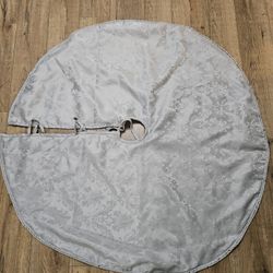 Tree Skirt (Silver)