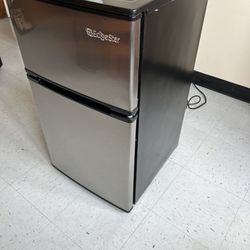 College Dorm Fridge with Freezer for Sale in Hempstead, NY - OfferUp