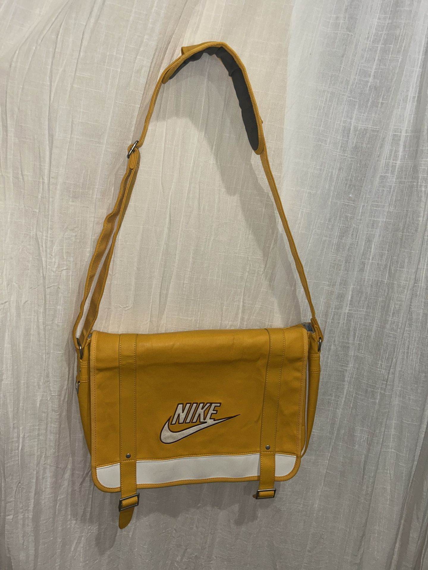 *RARE FIND * Vintage Nike Messenger Bag