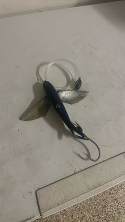 Yummy flyer fishing lure