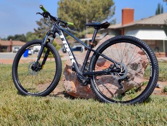 Trek Marlin 5 matte black mountain bike medium frame
