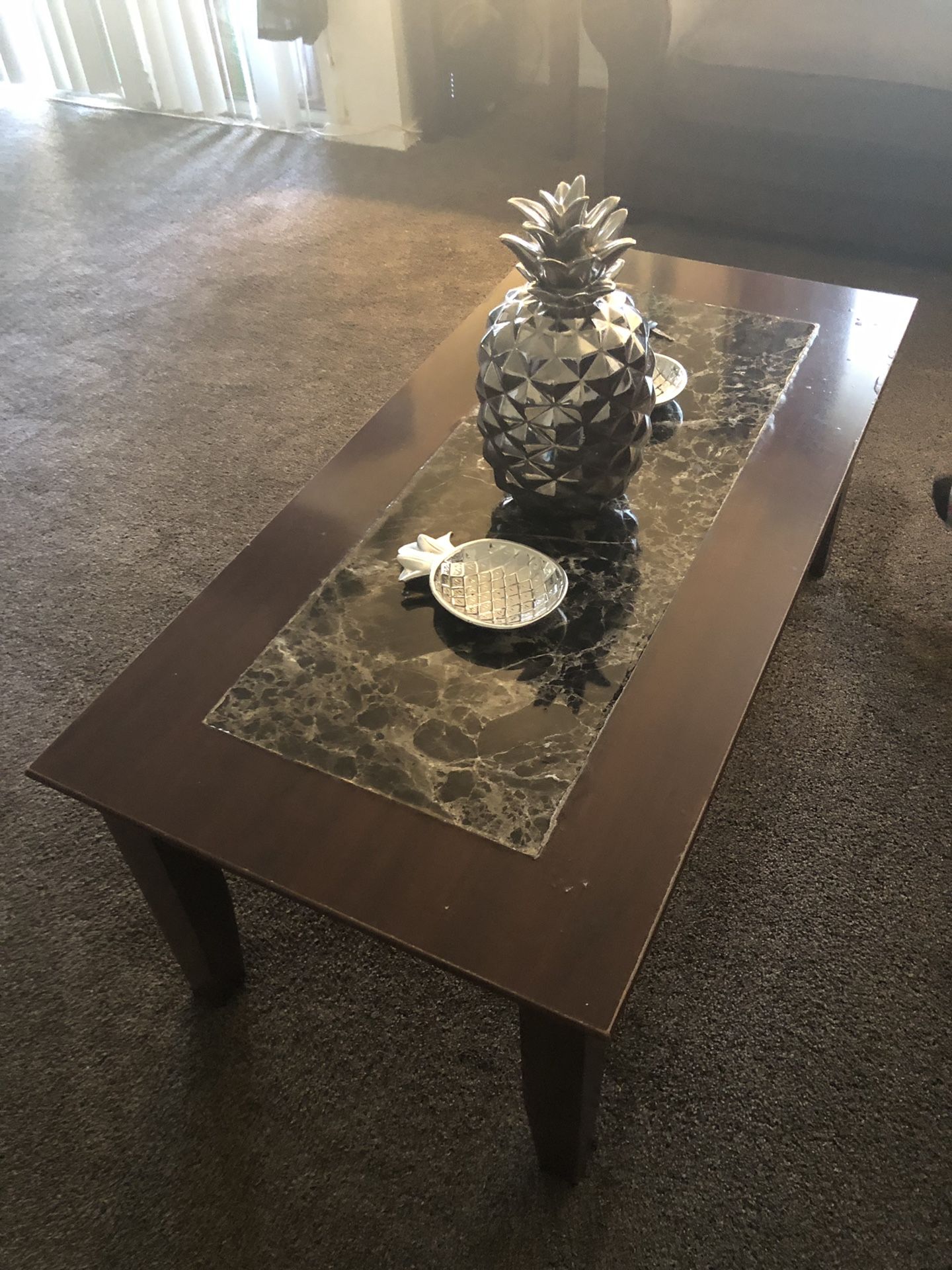 Coffee table with 2 end tables and 2 lamps