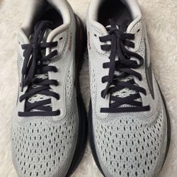 Brooks Woman's Running Shoes 