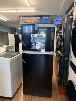 New Element 18 Cu Ft Top and Bottom Refrigerator