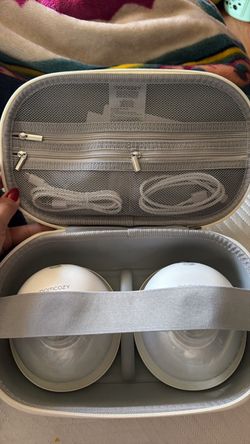 Momcozy Wearable Breast Pump Set with Case
