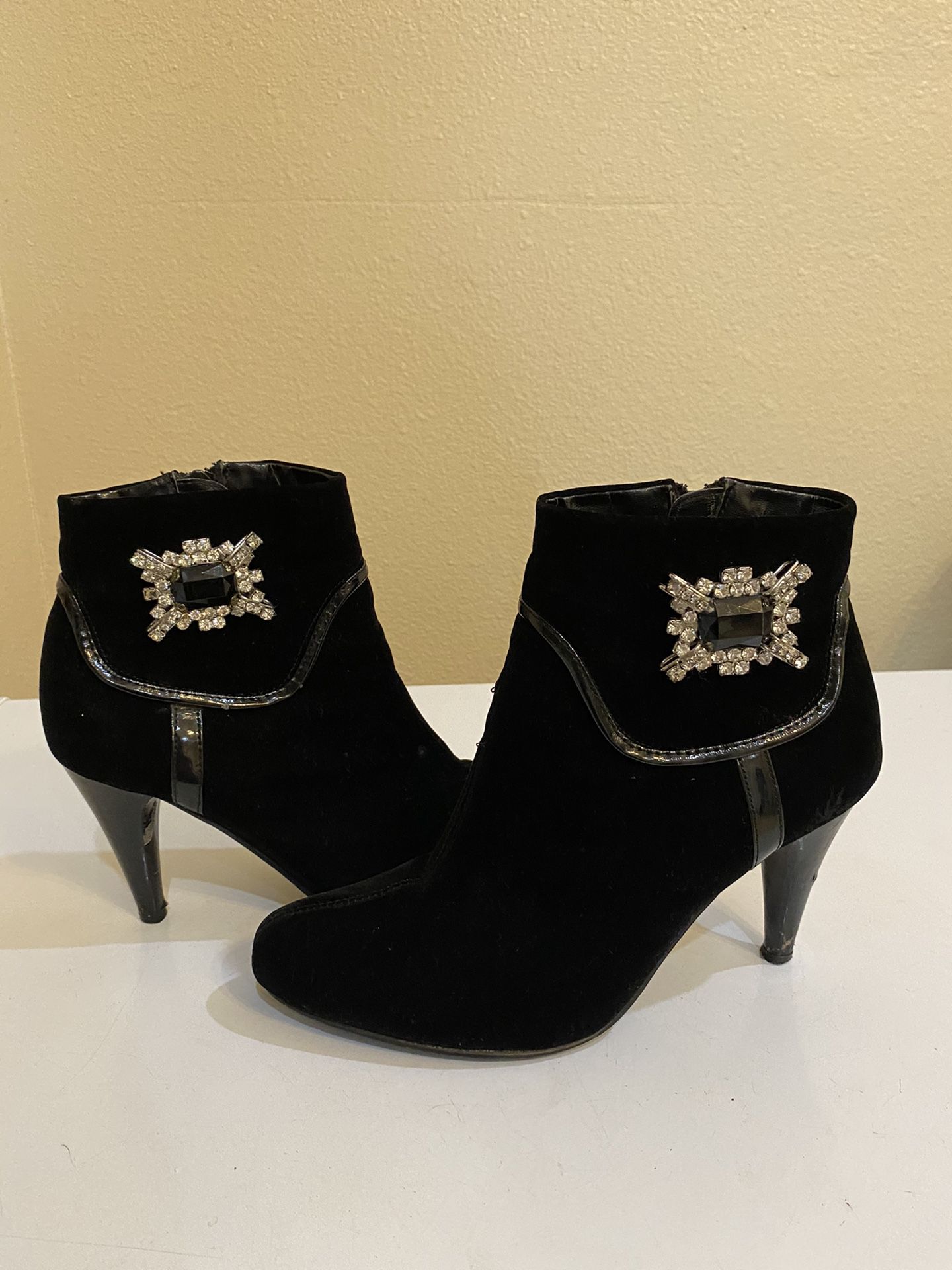 Ladies Sz 8M Ankle Boot W/side Broche 
