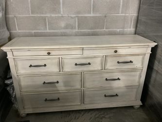 Beautiful 4-Piece Distressed Cream Bedroom Set – Dresser, Mirror & 2 Nightstands