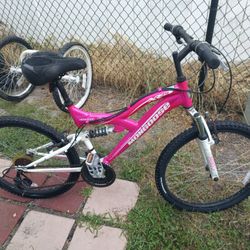 26'Mongoose Mountain Bike Almost New !