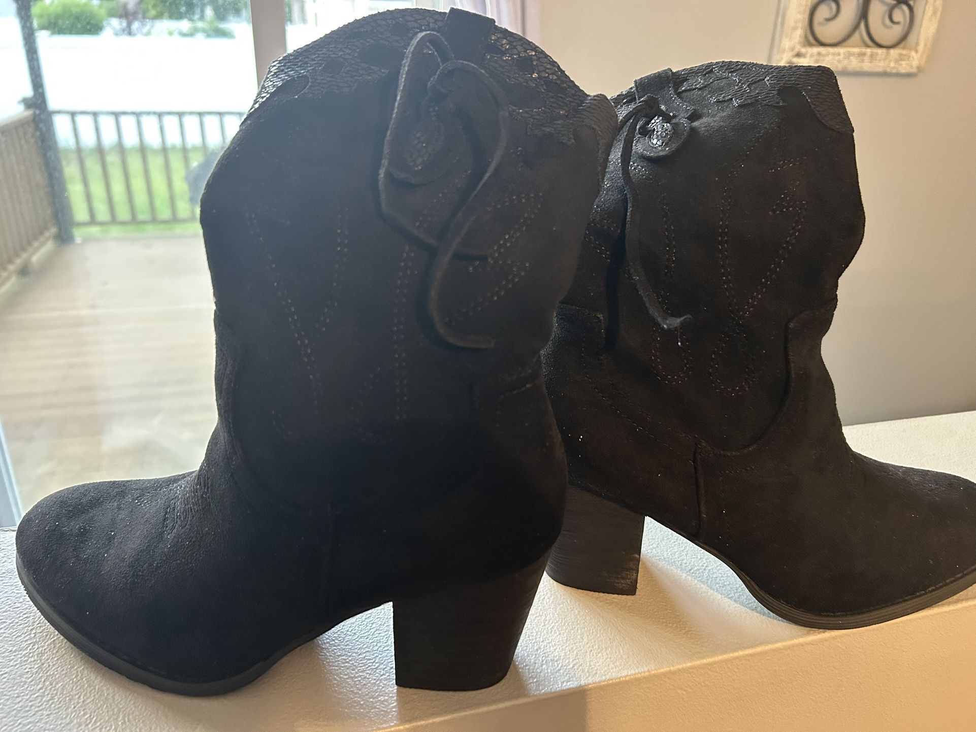 Black boots with detailing size 8