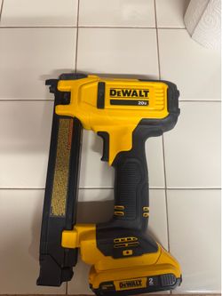 Dewalt cable stapler w. 2 ah battery