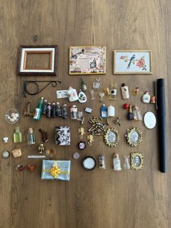 Various Tiny Dollhouse Items 