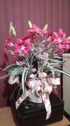 LARGE FLORAL INDOOR/ OUTDOOR CENTER PRICE