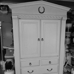 Armoire crackles paint beige and Rusty color size H 7.1" W 49.1/2 " D 22"asking $550 make me an offer, need to Sale