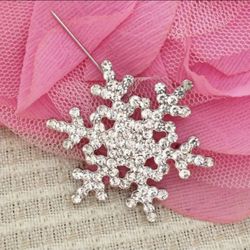Stunning Christmas Crystal  , Rhinestones Snowflake Beautiful Brooch Pin 
