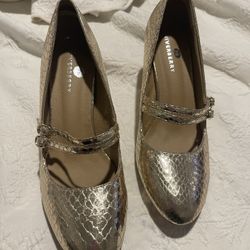 NWOT Size 9 Gold Pumps 3” Heels. No Box