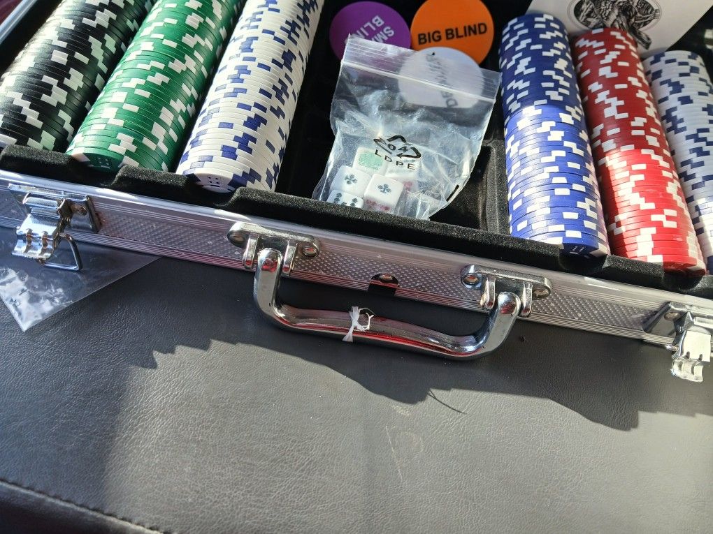 Poker Chip Set With Metal Carrying Case