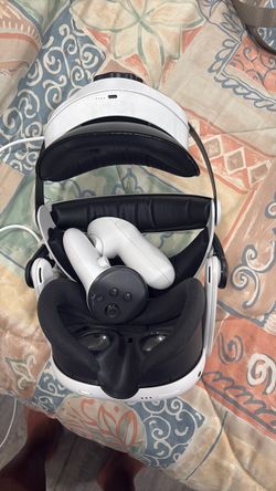 Oculus 3 with two controllers