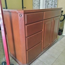 MUEBLE GRANDE CON 2 PUERTAS GRANDES Y 5 CAJONES TIENEN MUCHO ESPACIO EN MUY BUENAS CONDICIONES