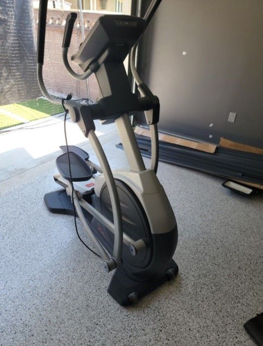 Freemotion Elliptical in Good Condition 