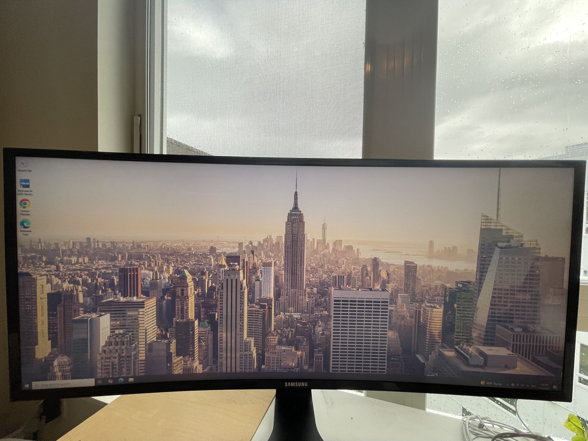 Samsung 34″ UltraWide Curved Monitor — 3440×1440 resolution