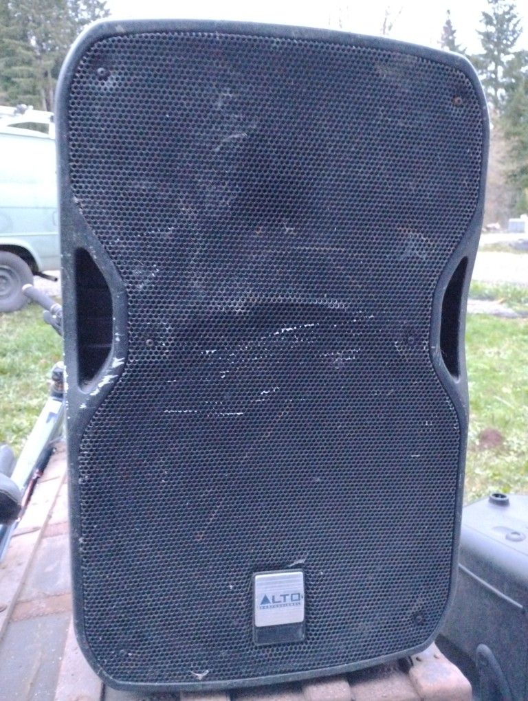Alto Professional TS115W Truesonic 15" 800W Powered Speaker.
