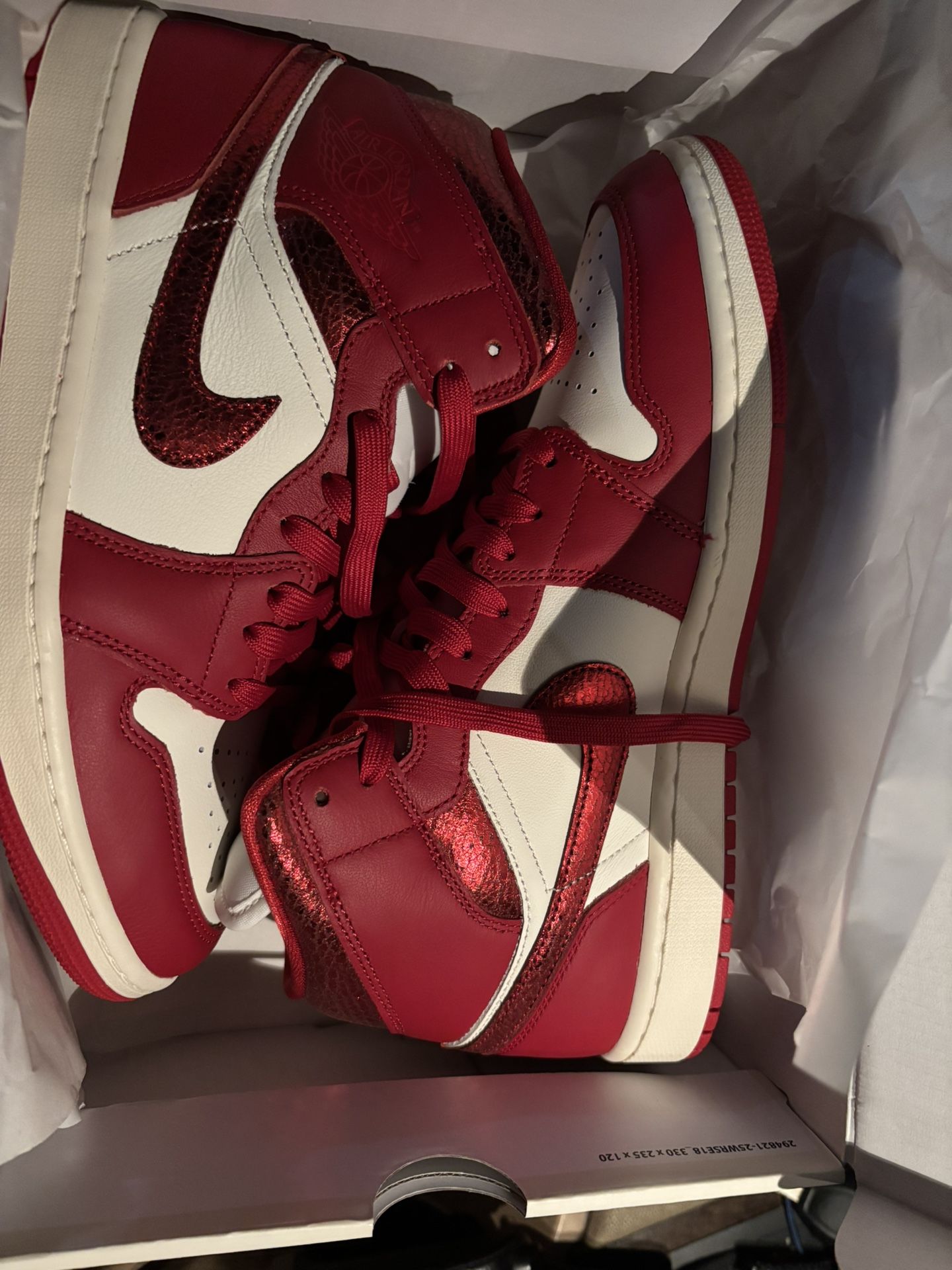 Women Jordan 1 Mid Valentines 