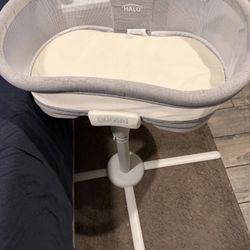 HALO BassiNest Luxe Swivel Sleeper Bassinet 