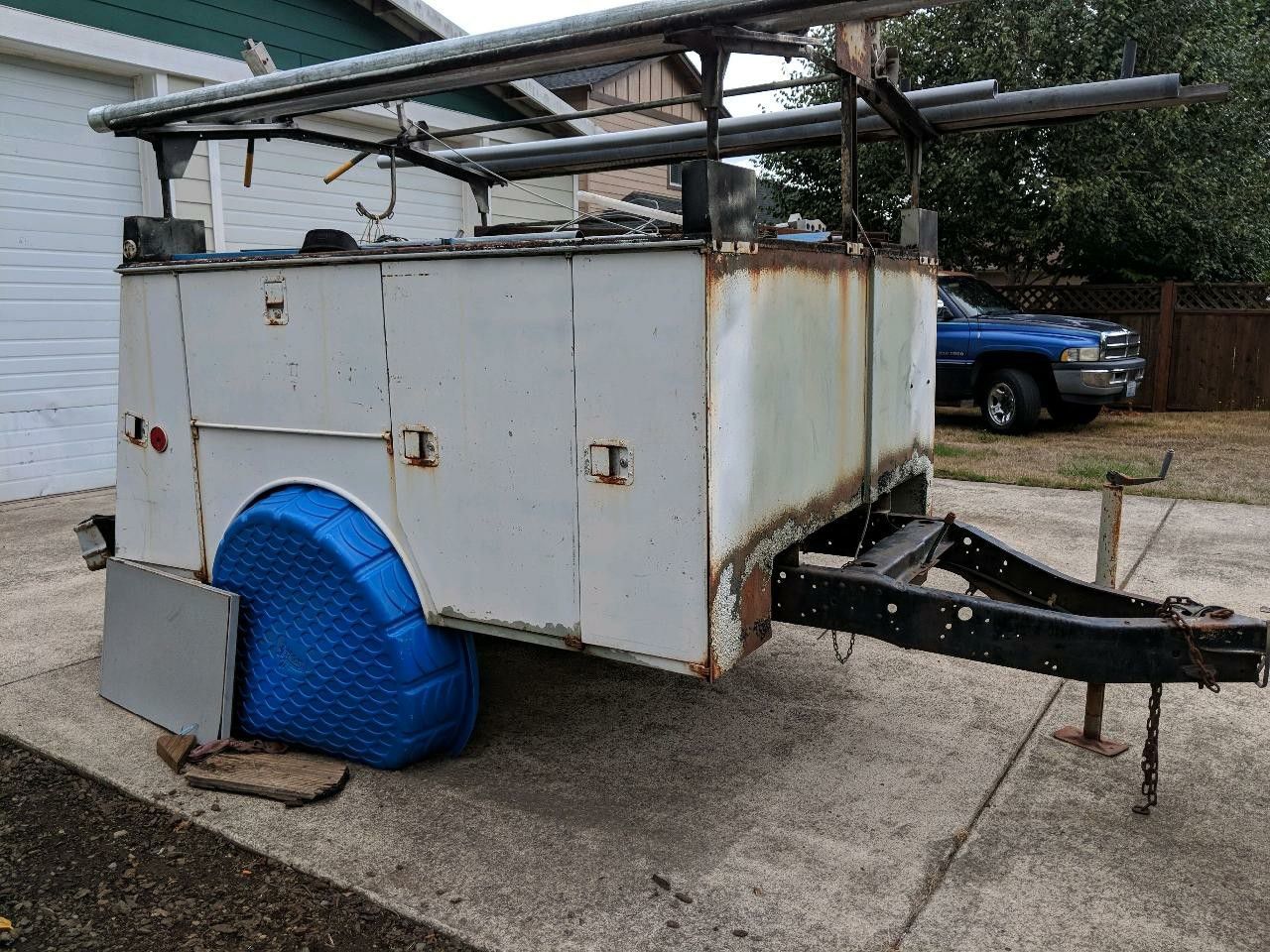 Utility trailer with ladder rack