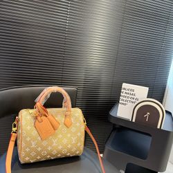 A fashionable and versatile women's bag