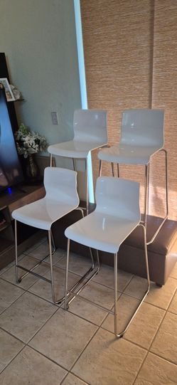 Set of 4 counter height bar stools. 4 banquetas altas. Chairs, sillas, taburetes