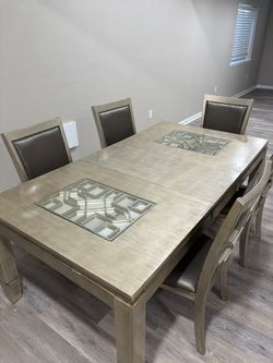 Beautiful Dining Table Set - Seats 6 (Expandable)