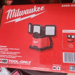 Milwaukee
M18 18-Volt Lithium-Ion Cordless 4500 Lumens ROVER Dual Power Triple-Panel Flood & Area Light (Tool-Only)